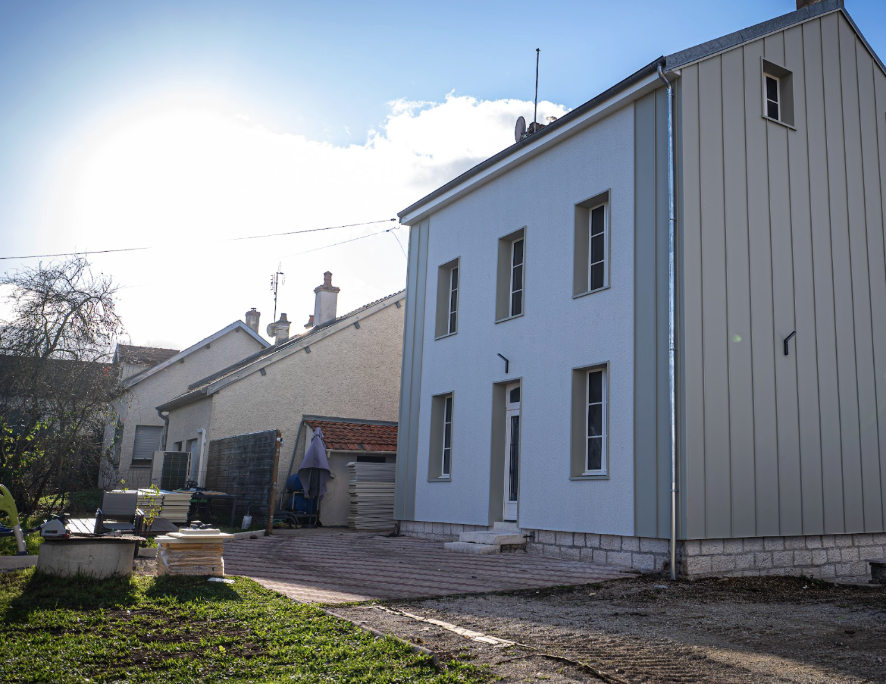 Bardage aluminium moderne sur façade, offrant protection et finition esthétique