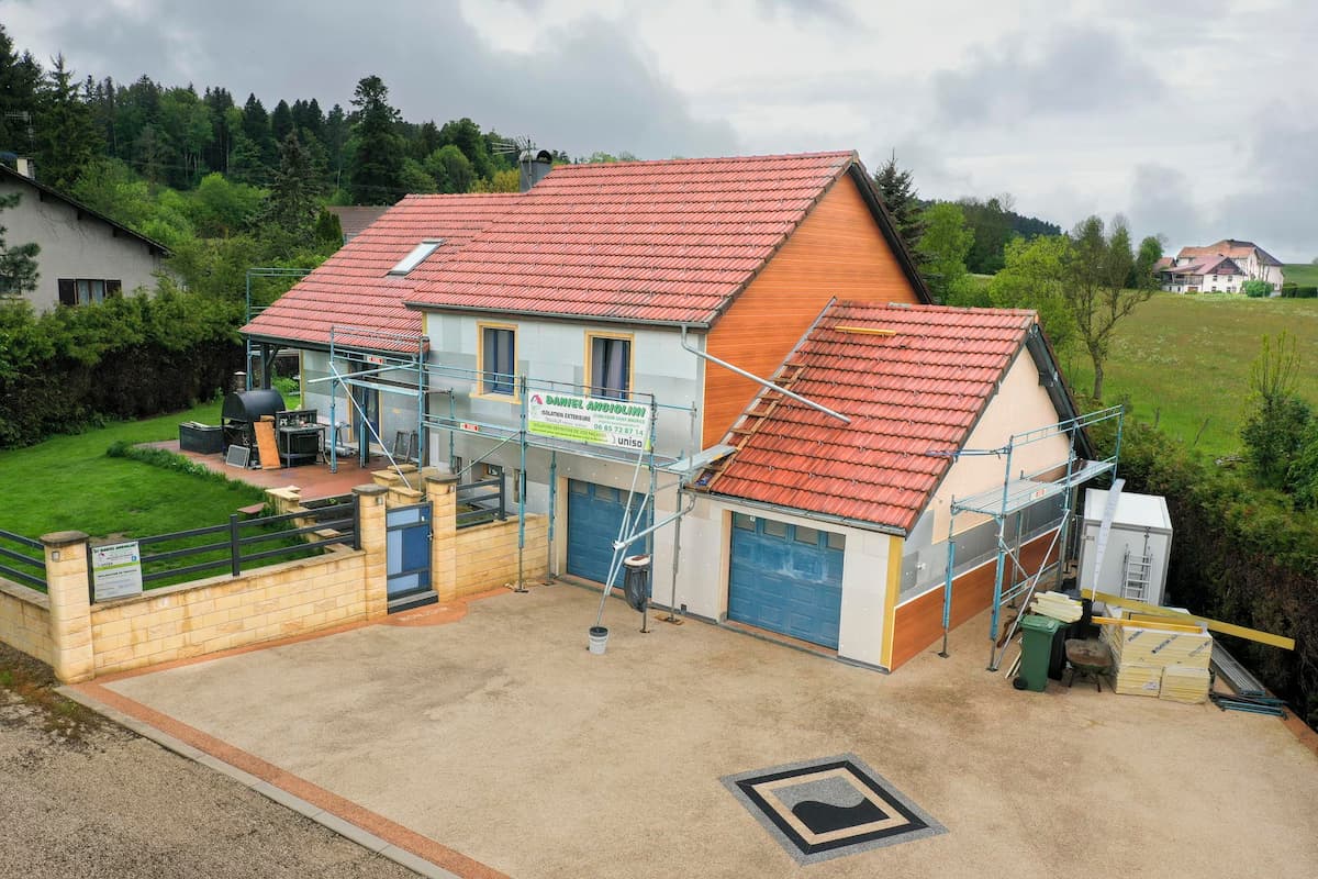 Bardage extérieur moderne faire par Uniso sur un chalet