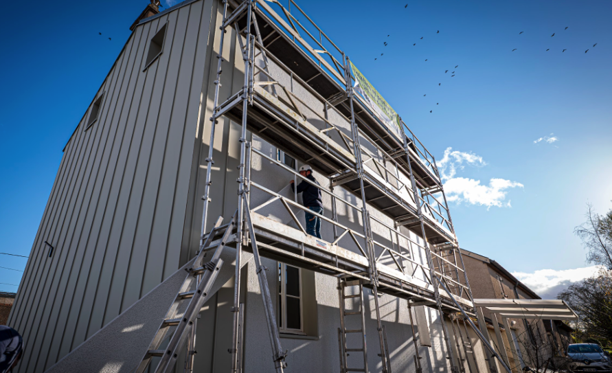 Pose de panneaux Uniso sur façade lors d’un chantier de rénovation énergétique
