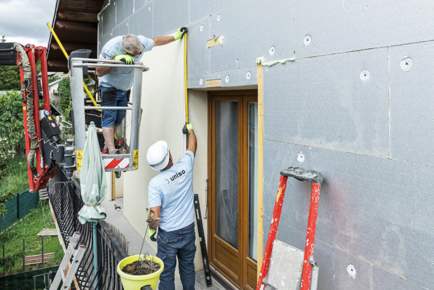 Habillage de façade avec finition extérieure moderne après travaux de rénovation énergétique