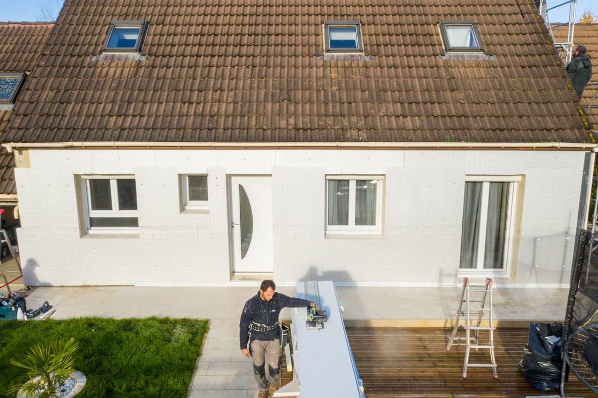 Isolation d'une façade de maison avec la solution UNISO