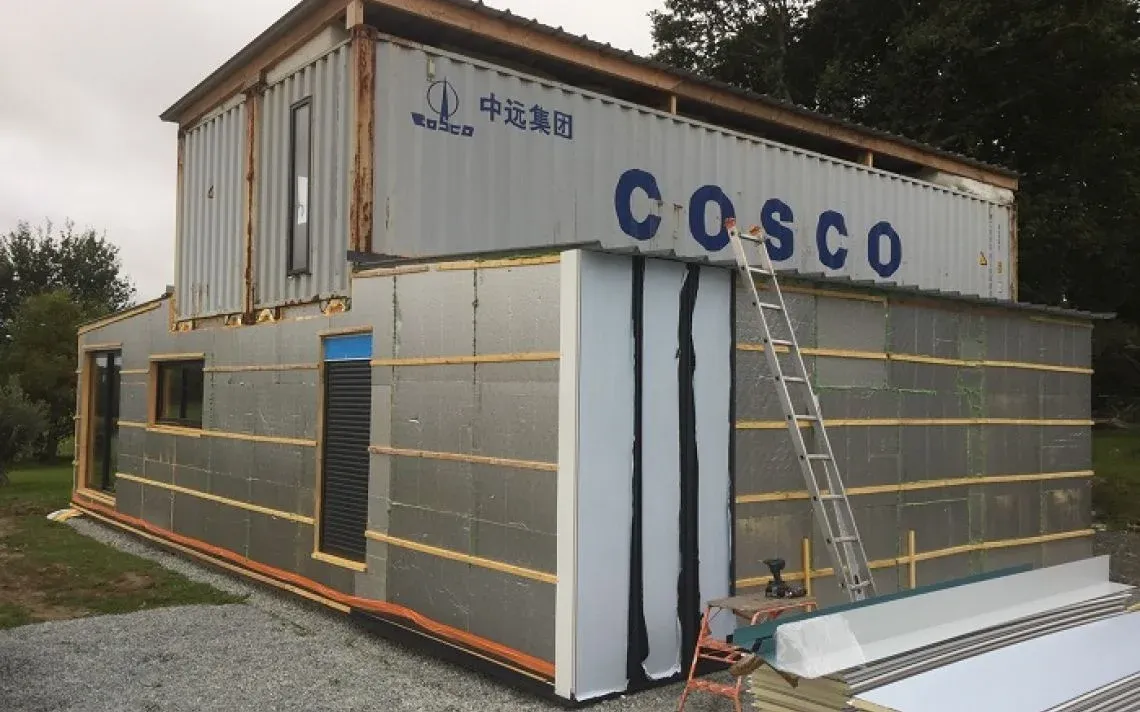 Isolation extérieure d’une maison container