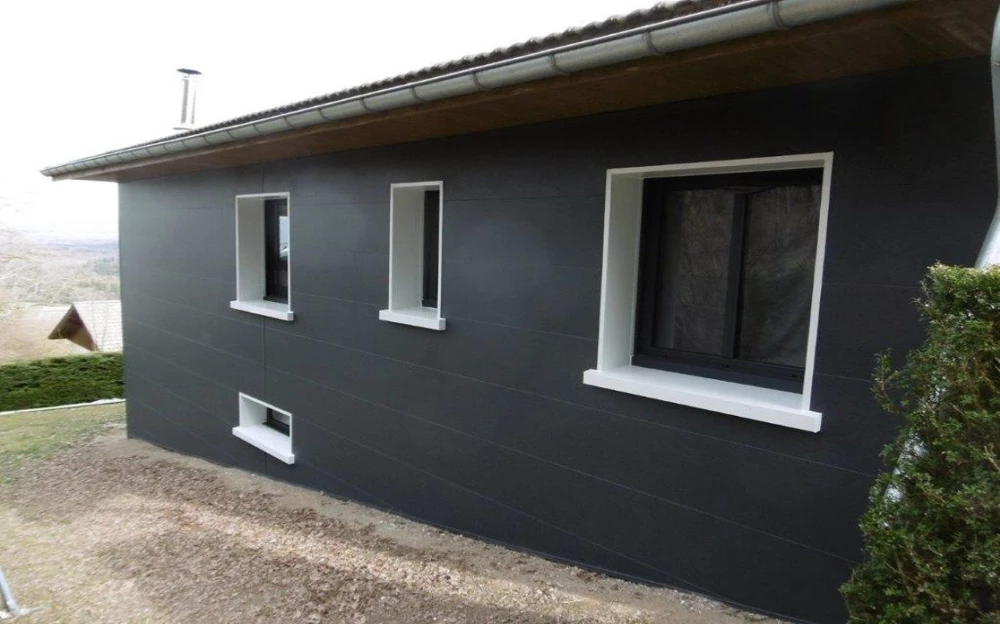 Une maison des années 80, plus moderne et mieux protégée