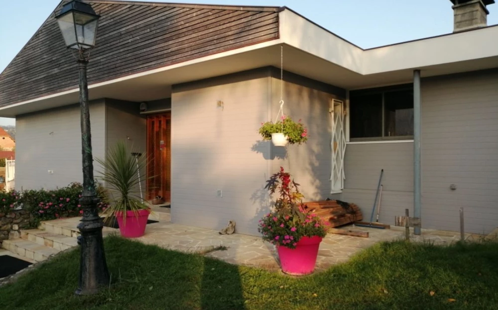 Isolation des murs par l'extérieur d'une maison de plain-pied