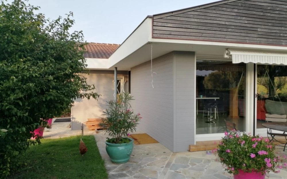 Isolation des murs par l'extérieur d'une maison de plain-pied