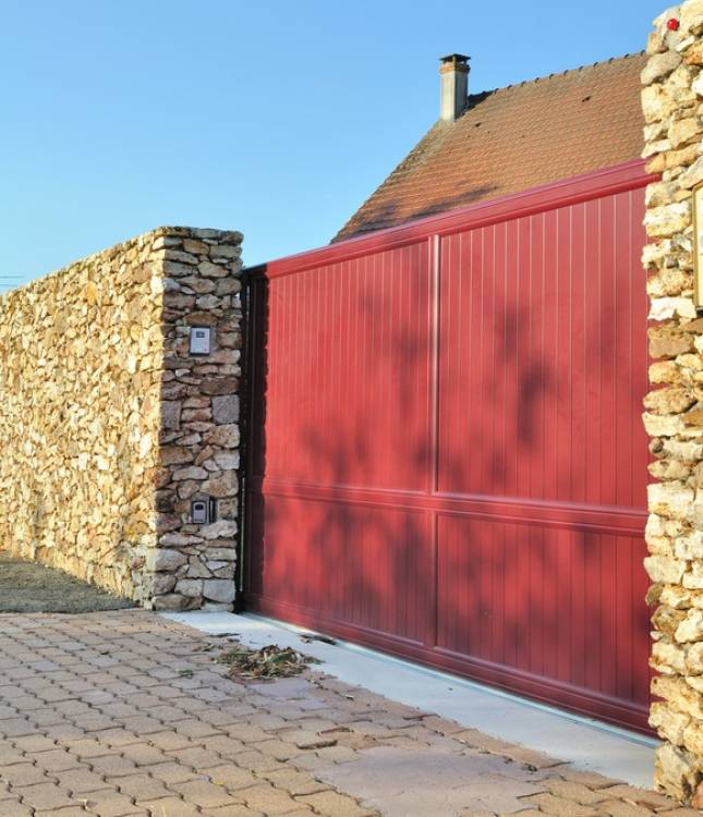 Embellir son extérieur : 4 solutions pour relooker le portail de sa maison