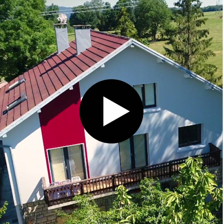 Vidéo : rénovation thermique et esthétique d’une maison des années 60/70 – Doubs (25)